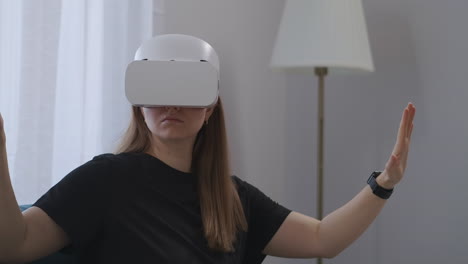 Junge-Frau-Nutzt-Moderne-Technologie-Der-Virtuellen-Realität,-Trägt-Ein-VR-Headset-Und-Betrachtet-Bilder-Und-Videos-Mit-Handbewegungen-Zum-Zoomen
